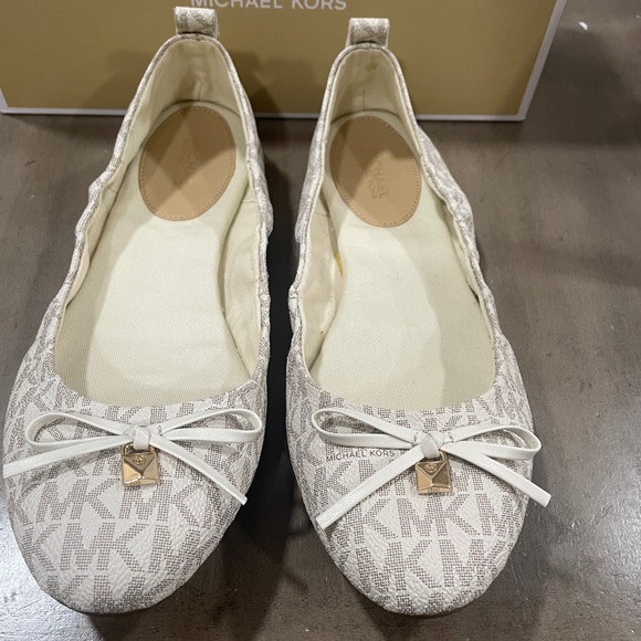 Michael Kors Women's White Patterned Flats - Picture 1 of 5